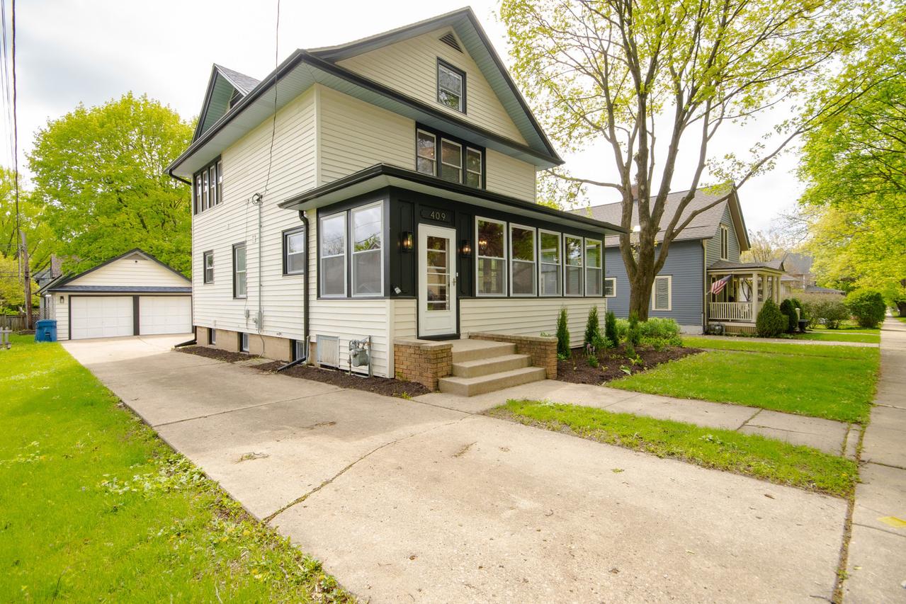 409 S 3rd St., West Dundee, IL 60118