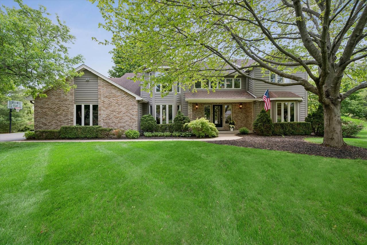 2 Fenview Ct., Oakwood Hills, IL 60013