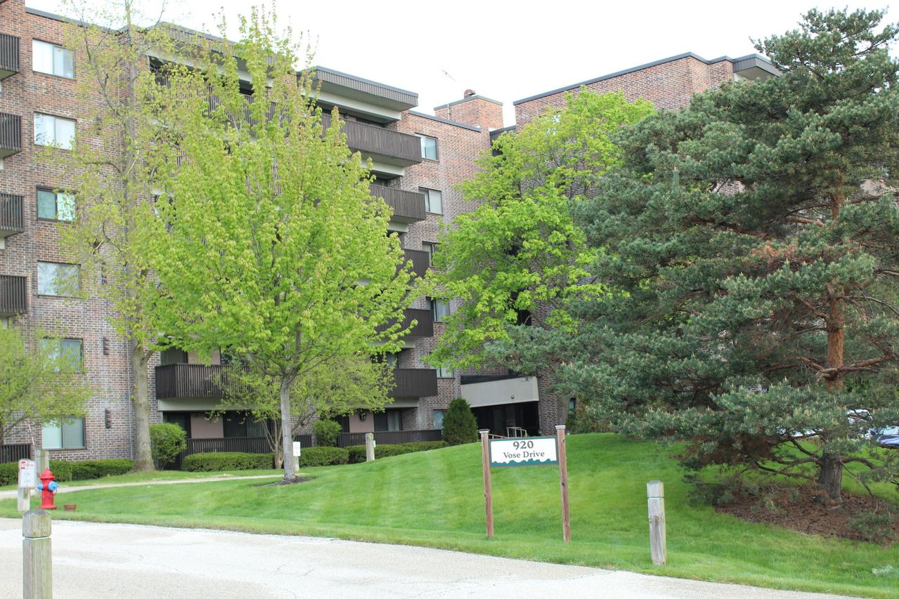 920 Vose Dr. #402, Gurnee, IL 60031