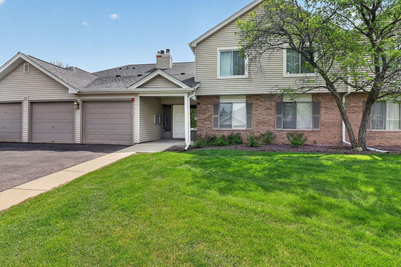 7040 Remington Ct. #101, Woodridge, IL 60517