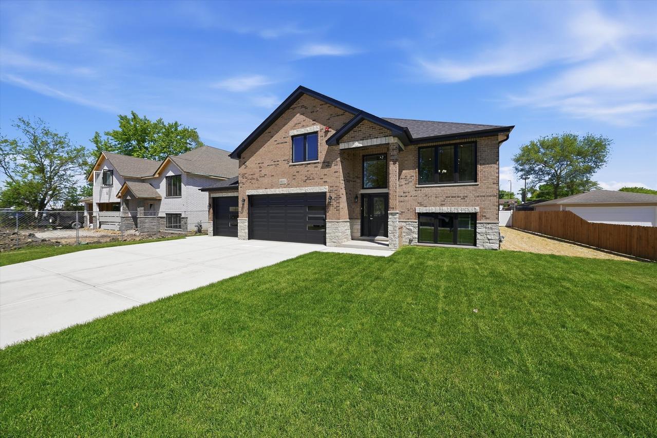 8011 S Oconto Ave., Bridgeview, IL 60455