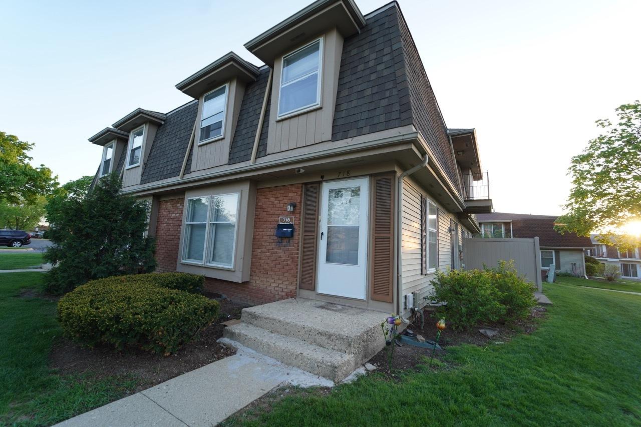 718 Newton Ct., Schaumburg, IL 60193
