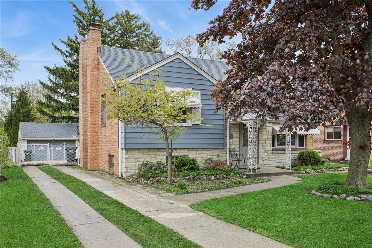 285 Desplaines Ave., Riverside, IL 60546