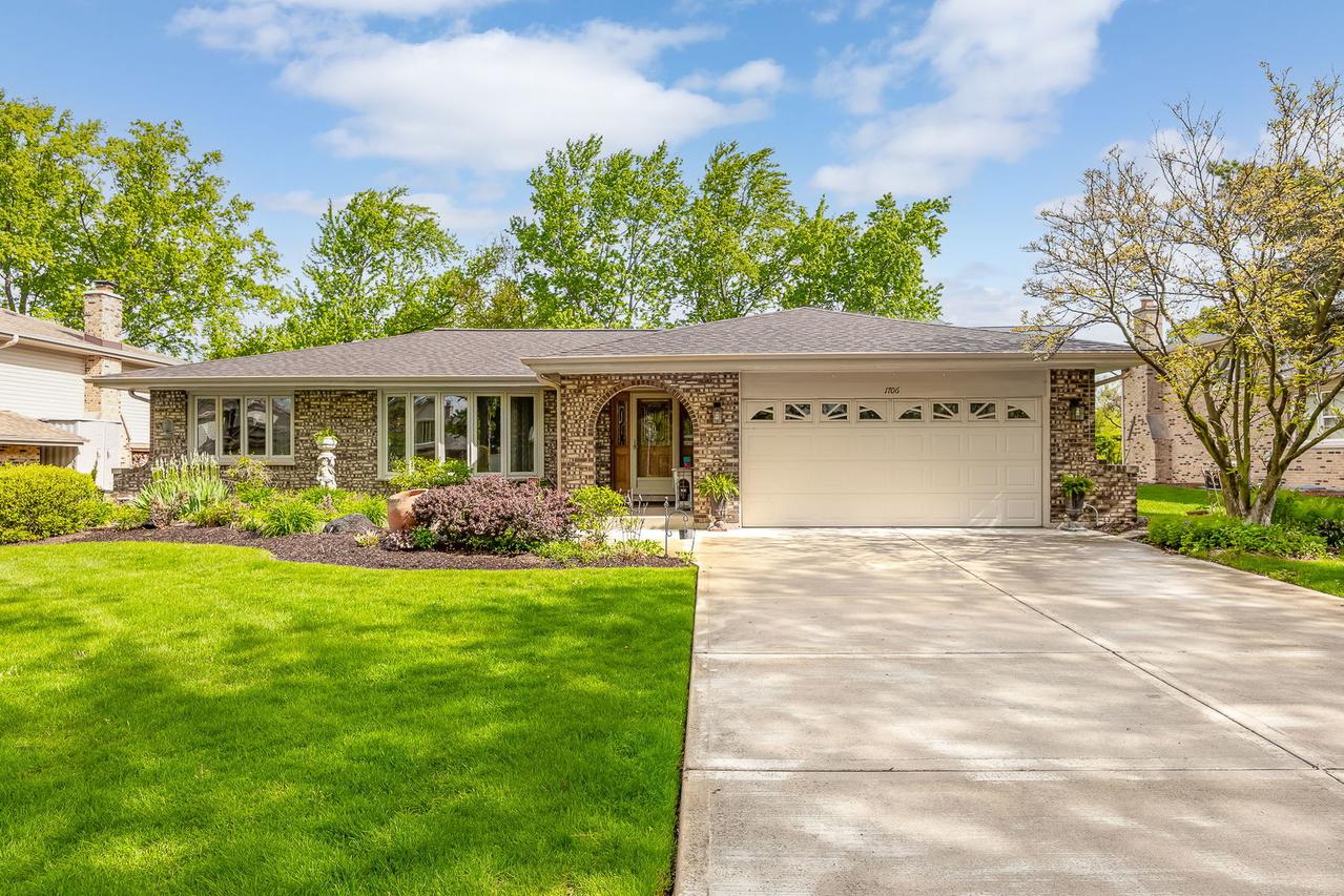 1706 Holly Ave., Darien, IL 60561