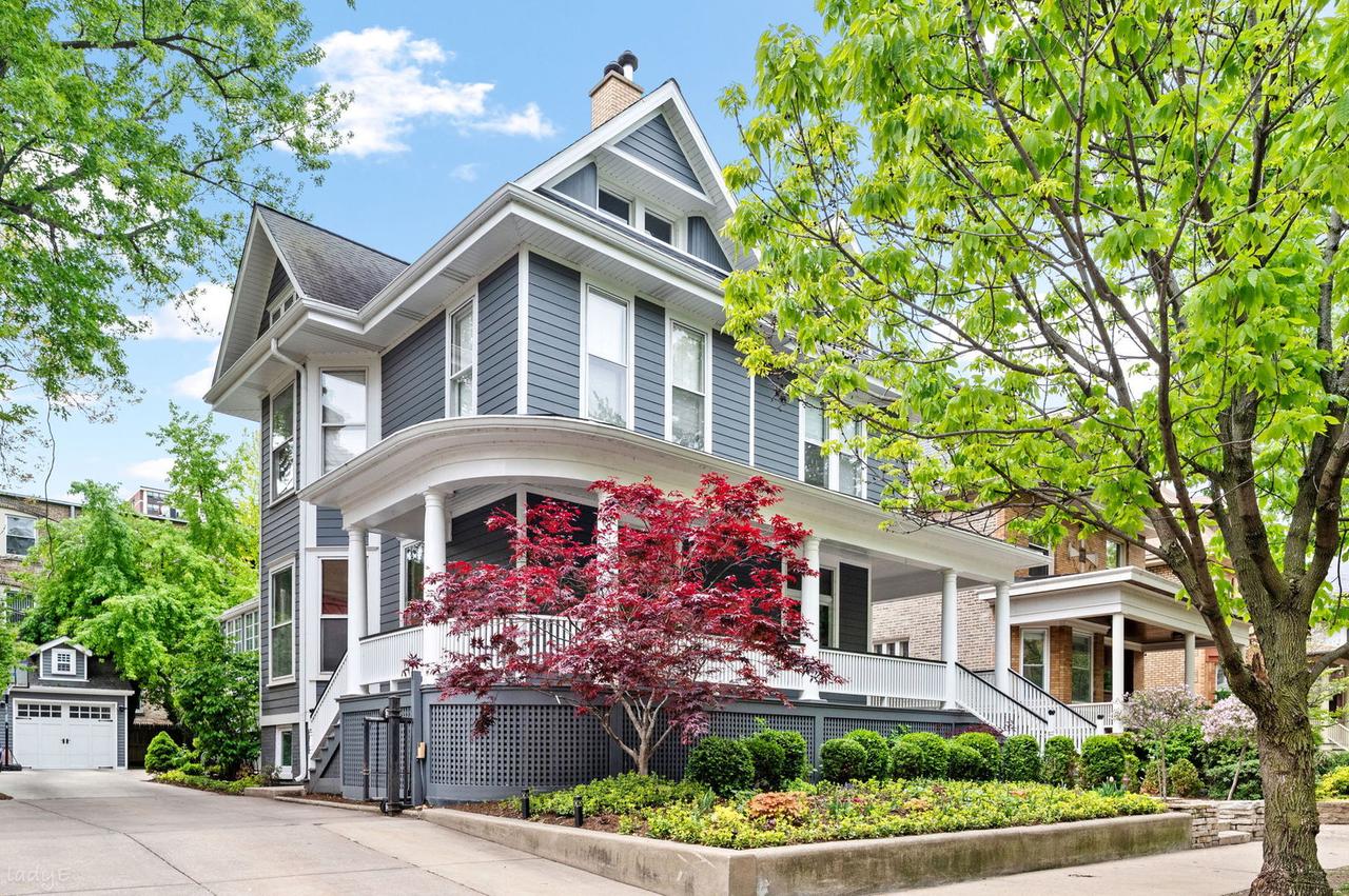 819 W Junior Ter., Chicago, IL 60613