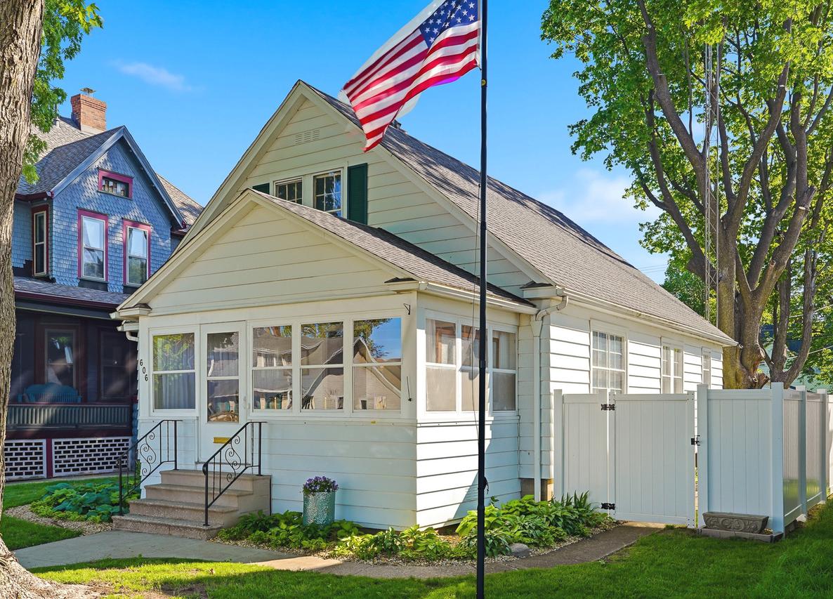 606 1st Ave., Sterling, IL 61081
