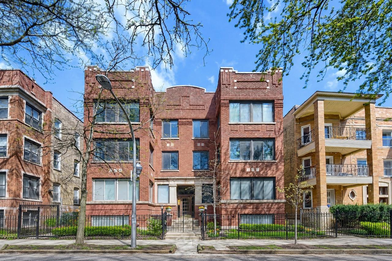 942 W Belle Plaine Ave. #3E, Chicago, IL 60613