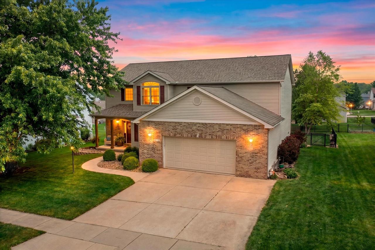 704 Hawk Dr., Mahomet, IL 61853