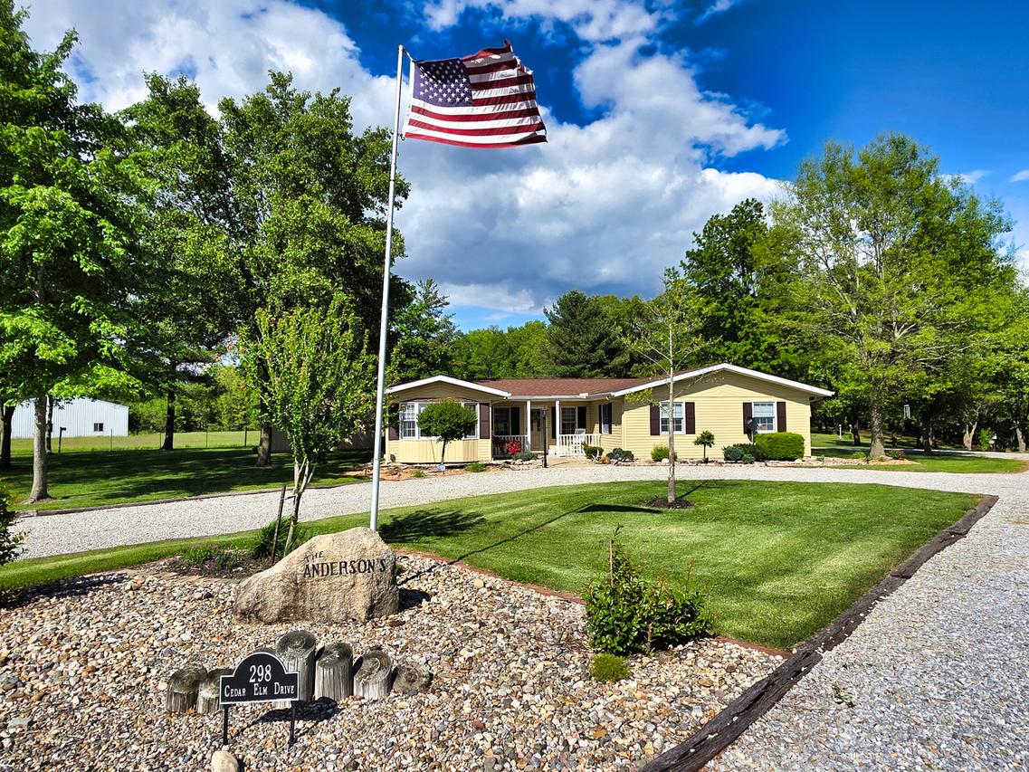 298 Cedar Elm Dr., Flora, IL 62839