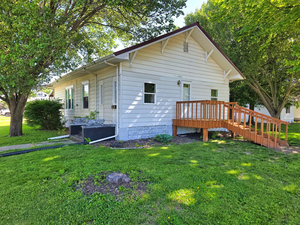 203 Fair Ave., Flora, IL 62839
