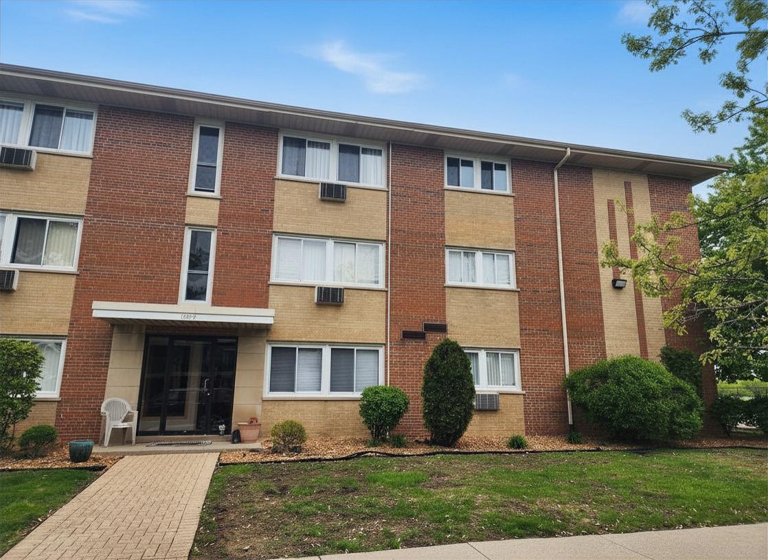 4450 W 111th St. #22, Oak Lawn, IL 60453