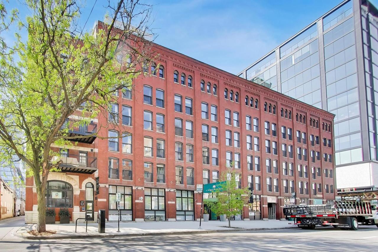 225 W Huron St. #305, Chicago, IL 60610