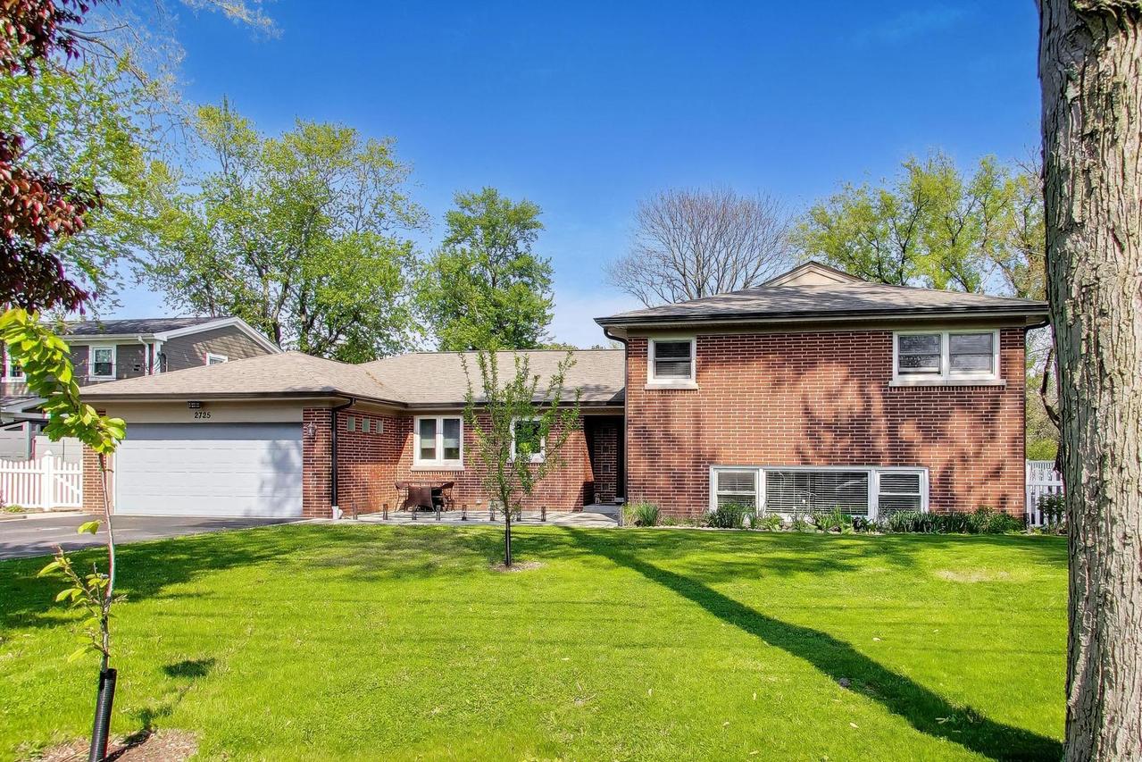 2725 Roslyn Ln., Highland Park, IL 60035