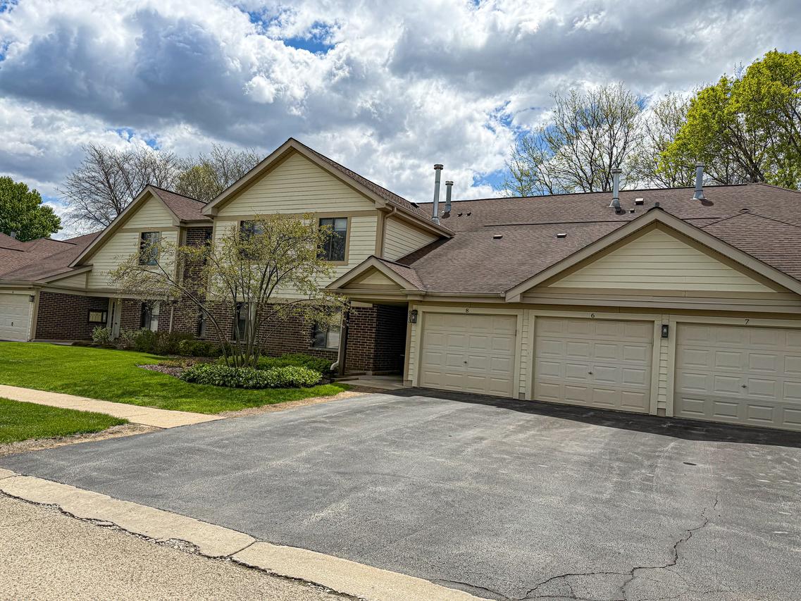 823 E Coach Rd. #5, Palatine, IL 60074