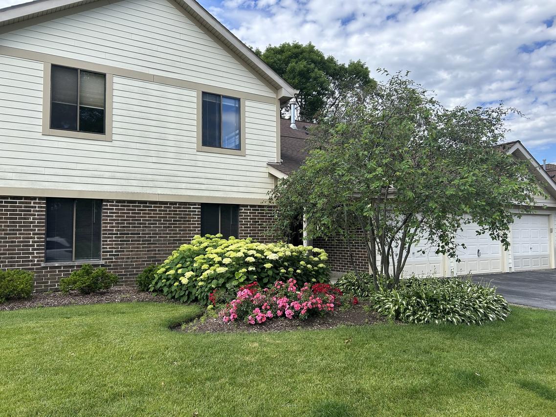 823 E Coach Rd. #5, Palatine, IL 60074