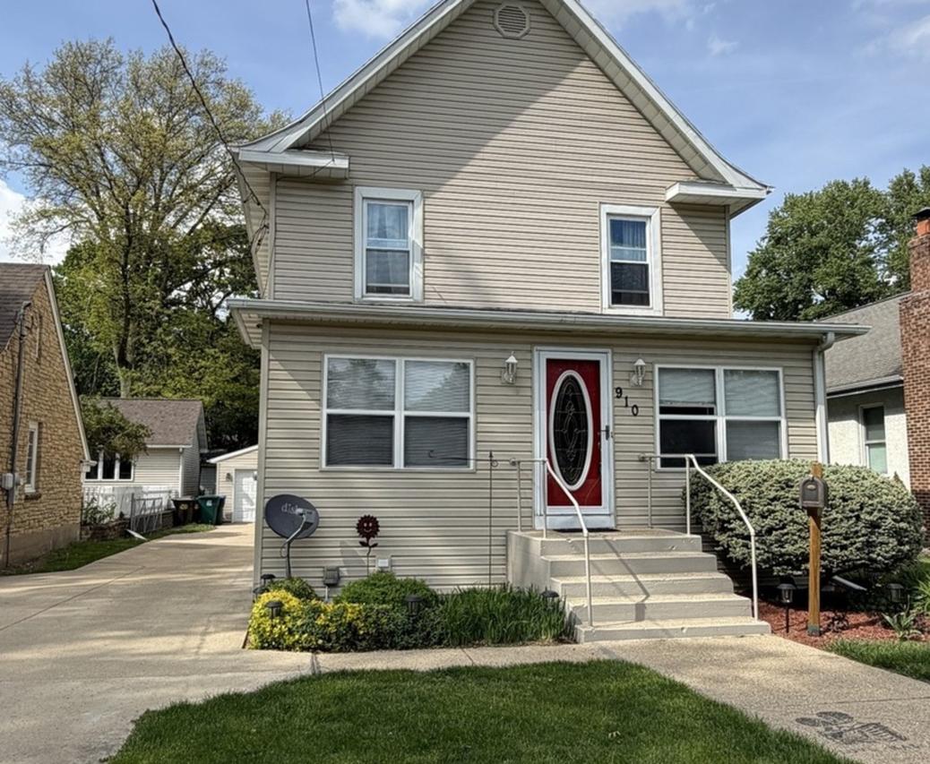 910 W 2nd St., Rock Falls, IL 61071