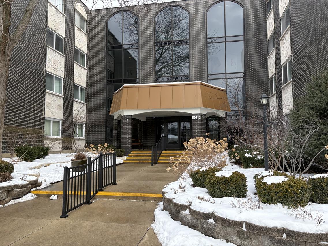 9529 Bronx Ave. #401, Skokie, IL 60077