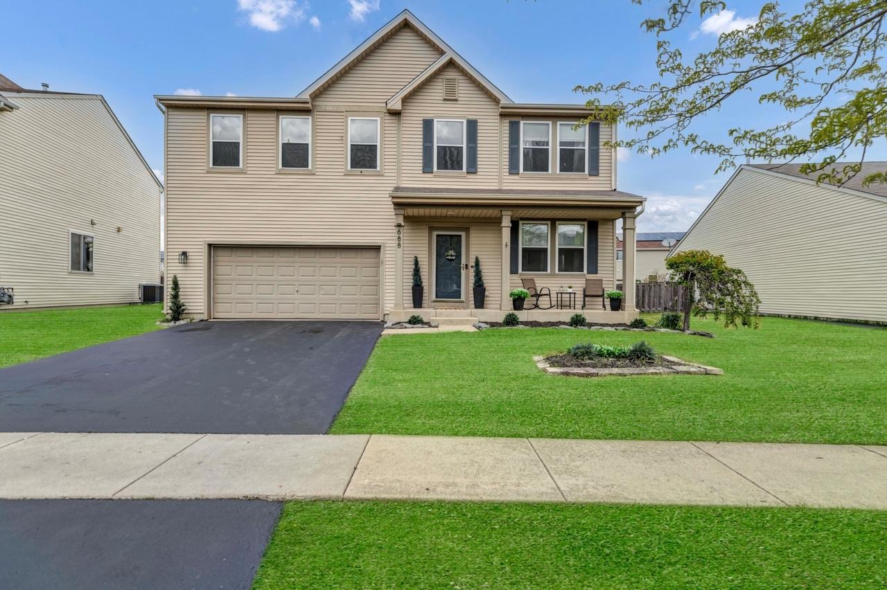 688 Bay Shore Dr., Pingree Grove, IL 60140