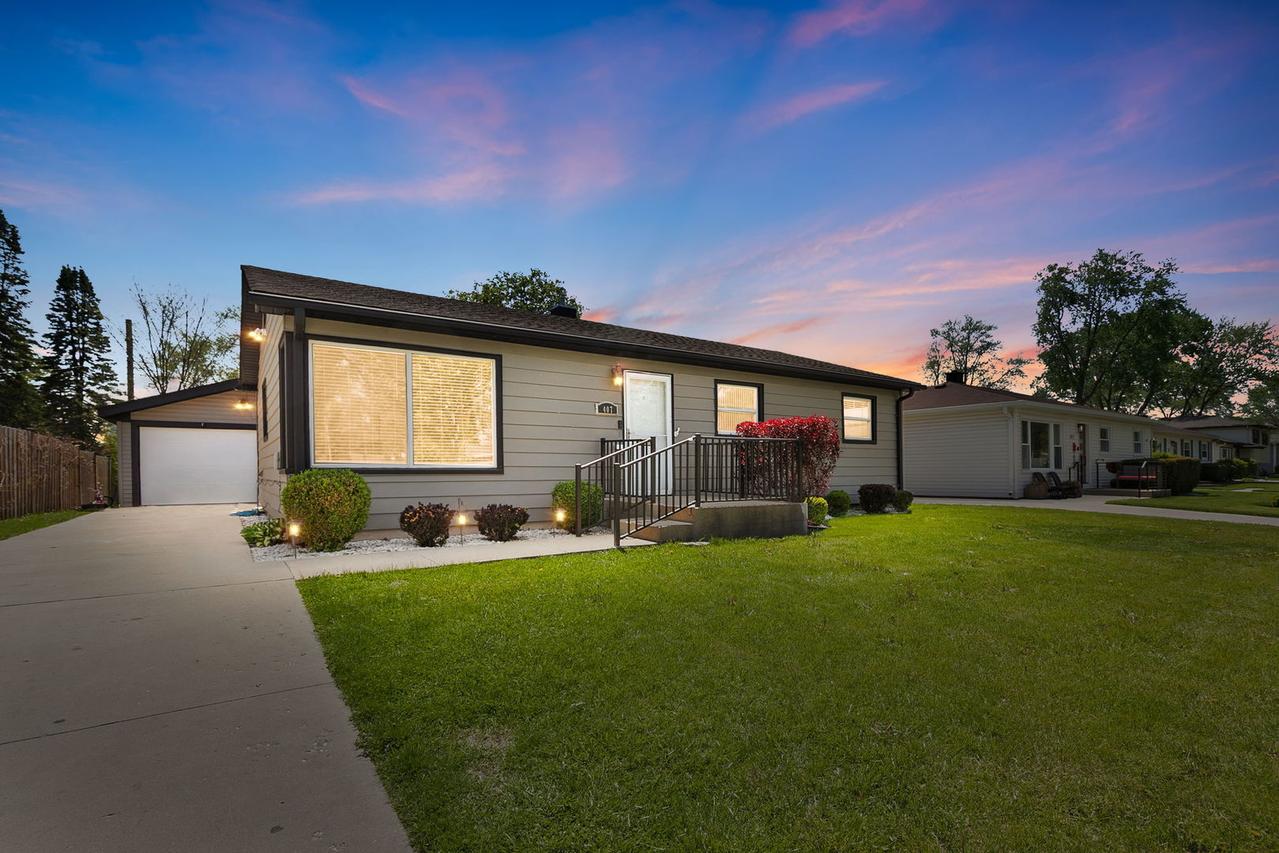 407 Bonniebrook Ave., Mundelein, IL 60060