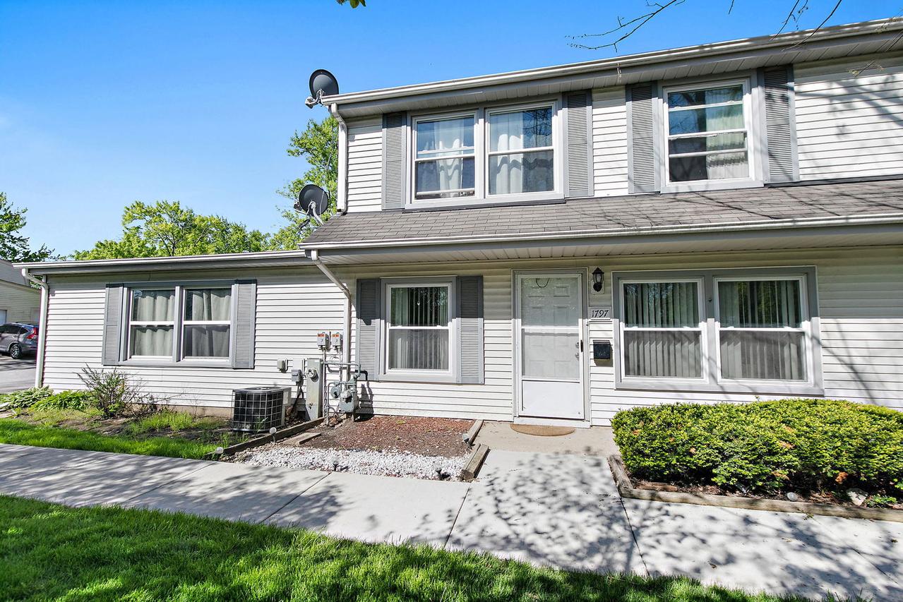 1797 Queensbury Cir., Hoffman Estates, IL 60169