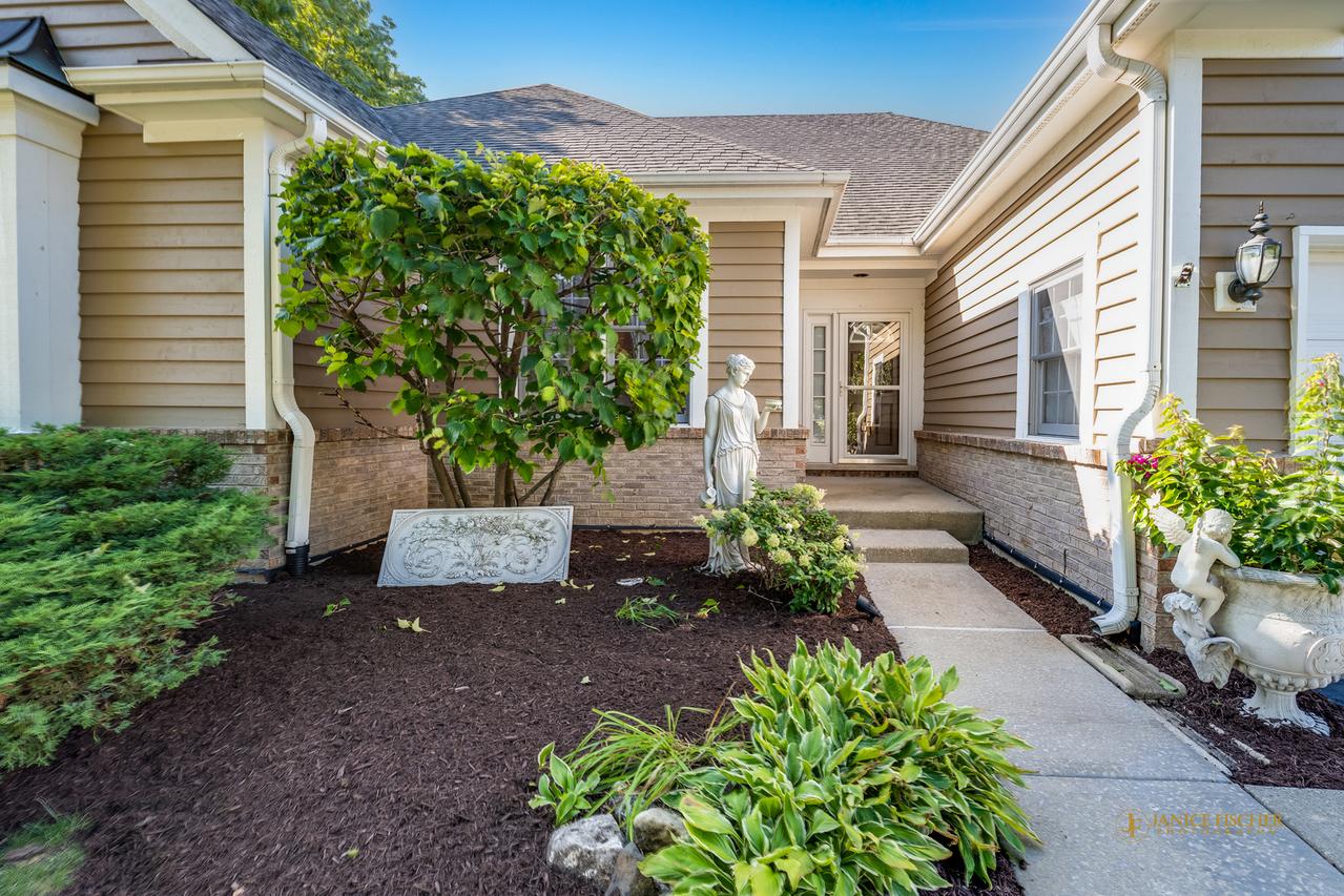 6 Sherwood Ct., Lake In The Hills, IL 60156