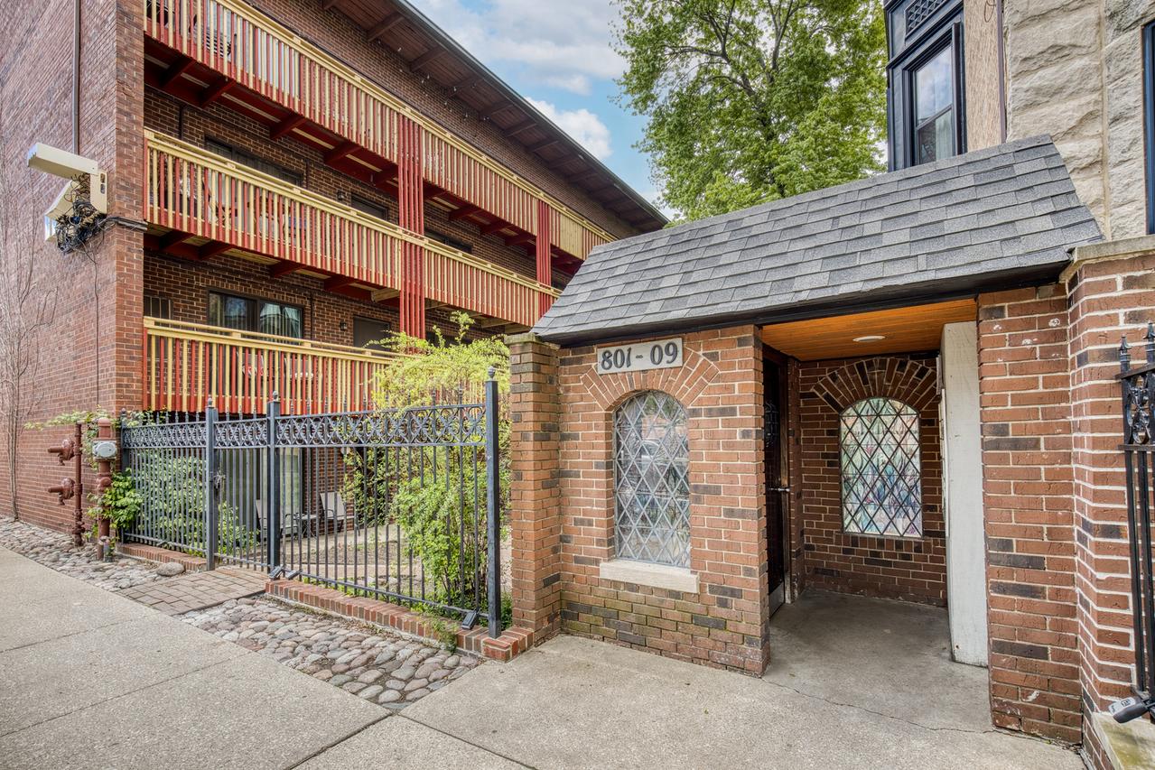 801 W Oakdale Ave. #1B, Chicago, IL 60657