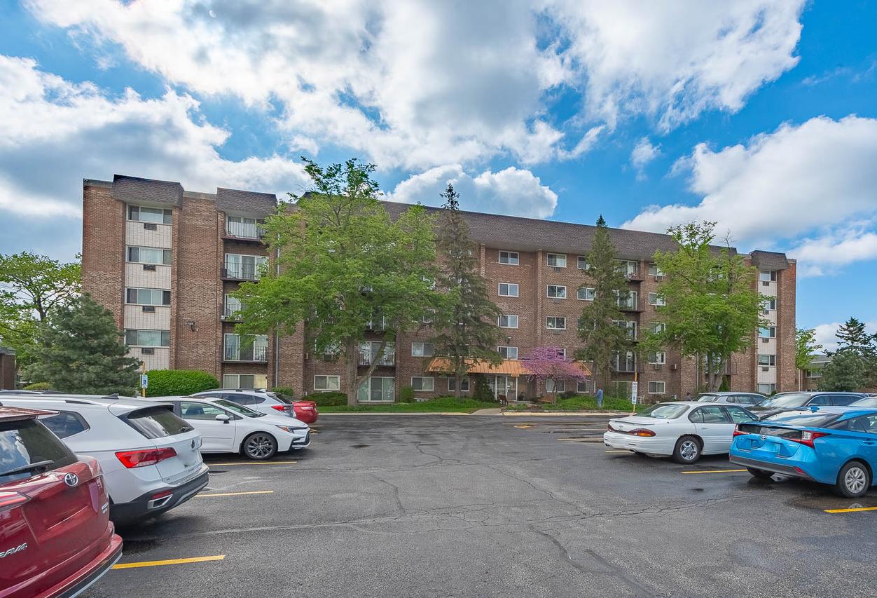 10353 Dearlove Rd. #3A, Glenview, IL 60025
