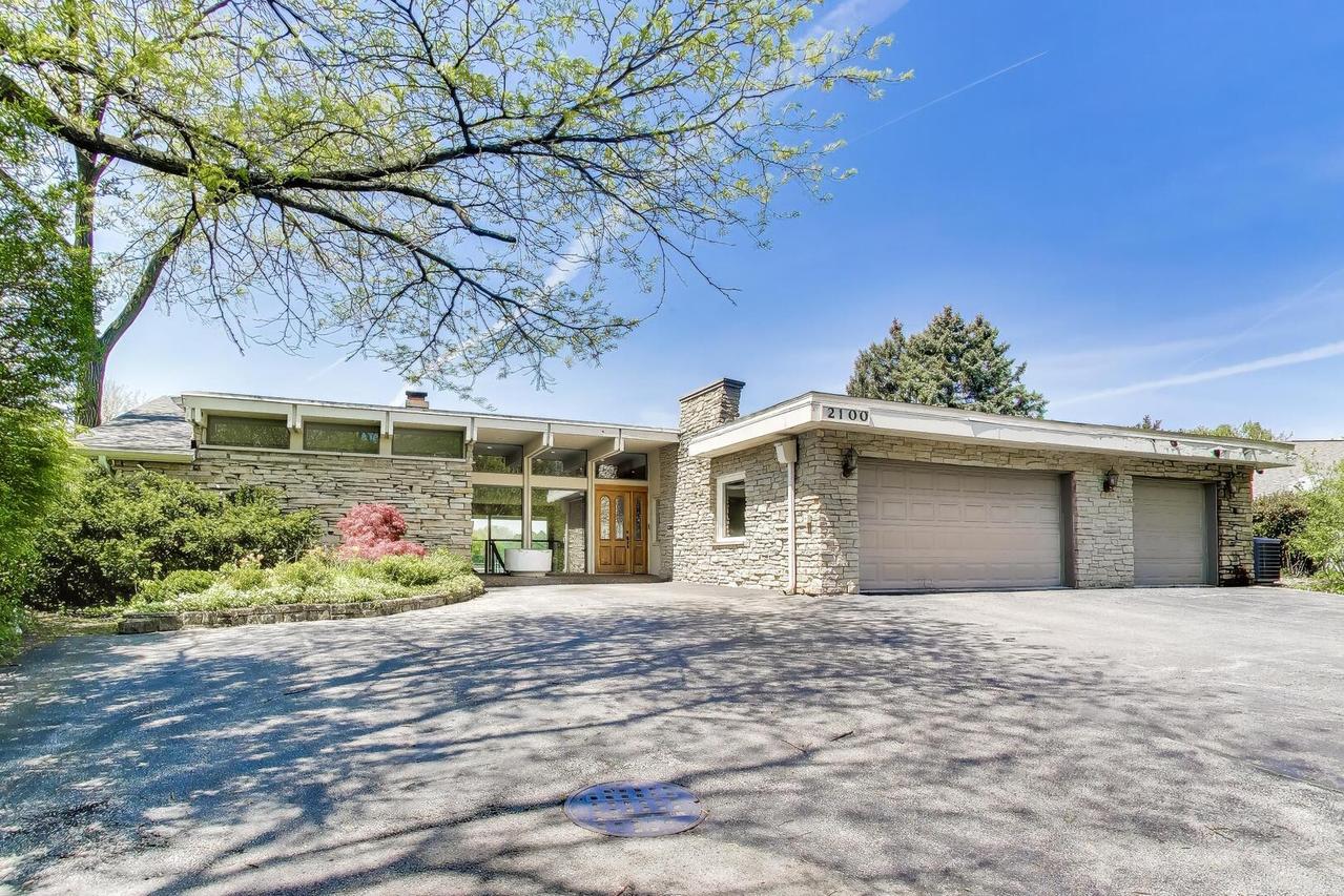2100 Valley Lo Ln., Glenview, IL 60025