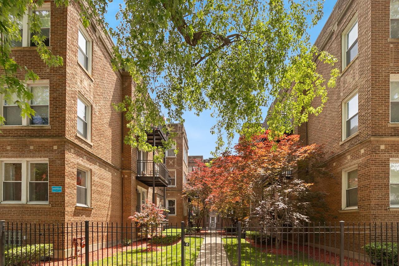 1443 W Victoria St. #1F, Chicago, IL 60660