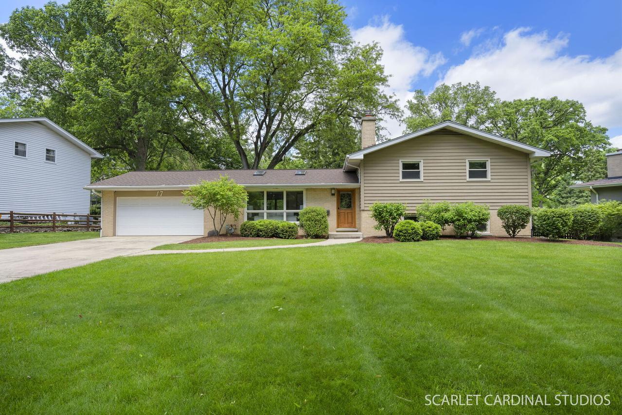 17 Meisinger Ln., Naperville, IL 60540