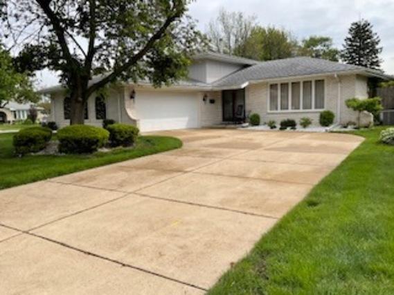 9117 S Tripp Ave., Oak Lawn, IL 60453