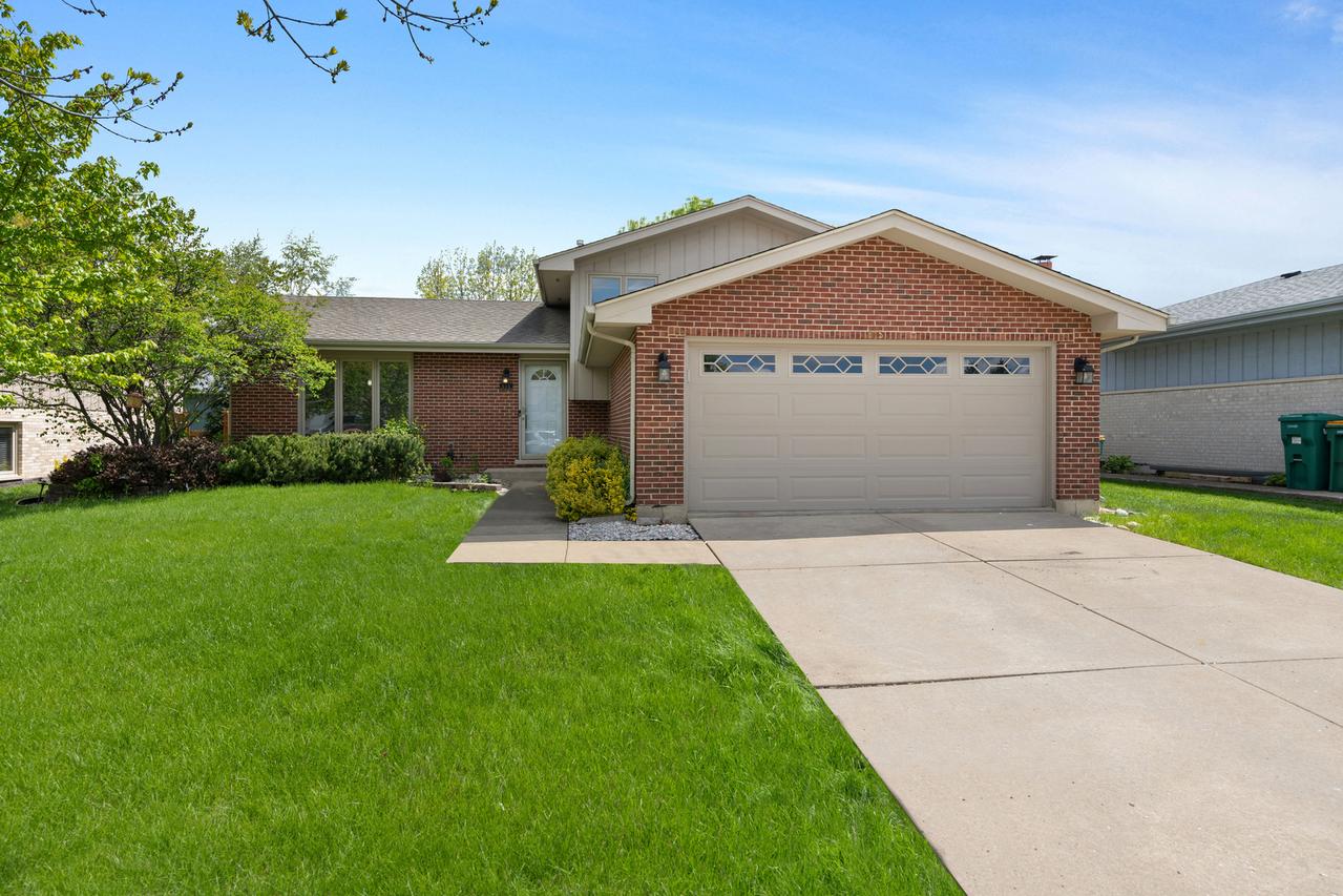 615 Driftwood Ave., Romeoville, IL 60446