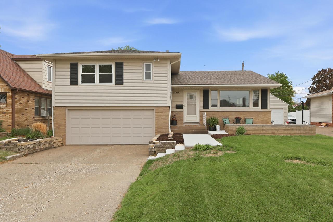 2528 28th St., Moline, IL 61265