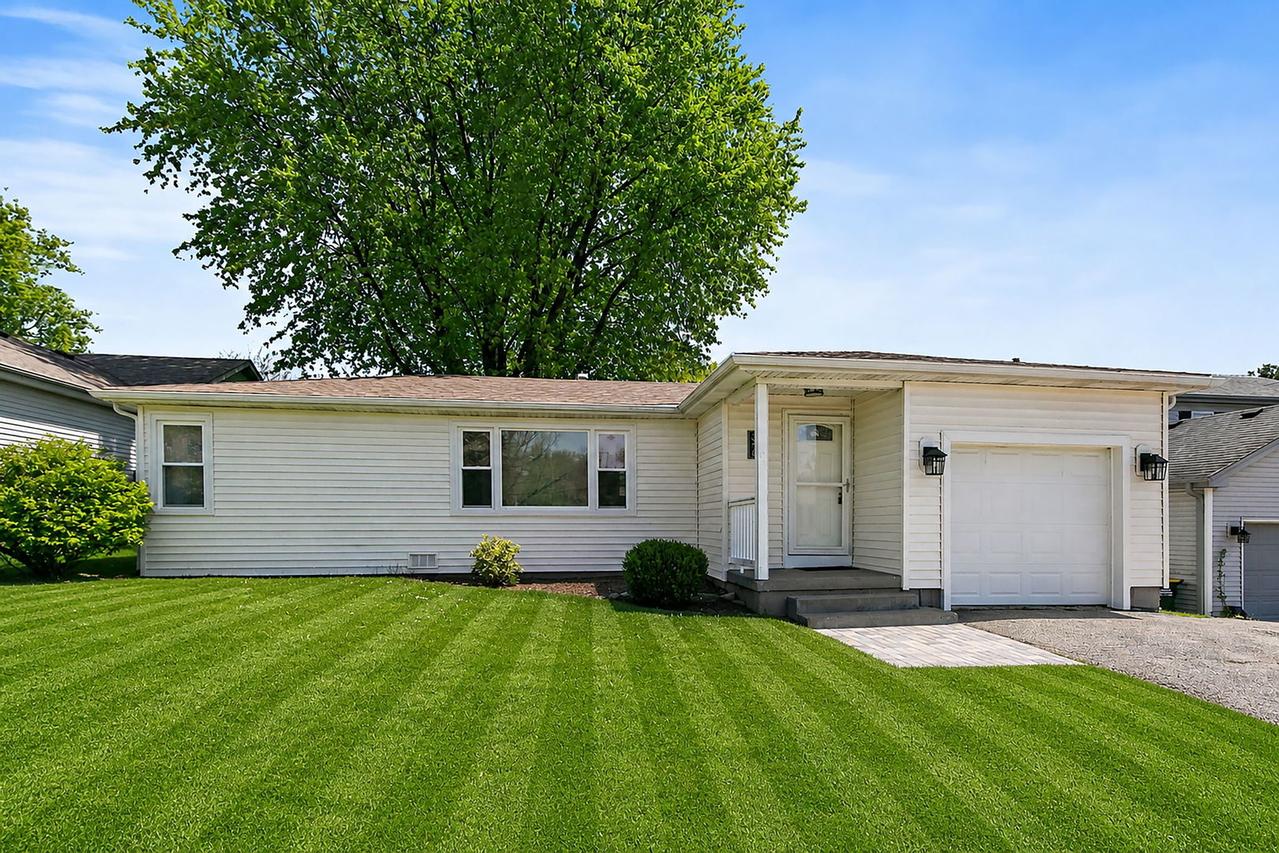 378 Council Tr., Lake In The Hills, IL 60156