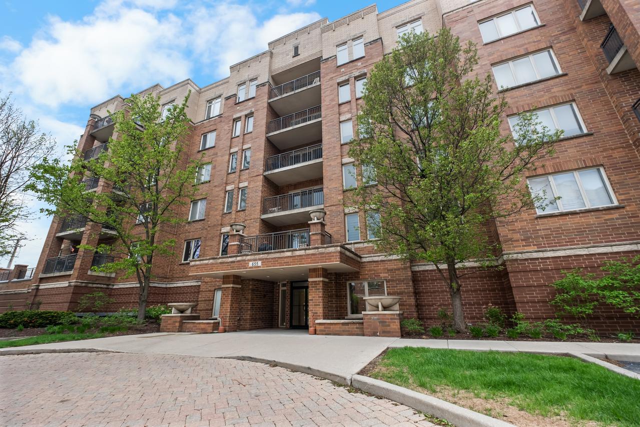 655 Perrie Dr. #206, Elk Grove Village, IL 60007