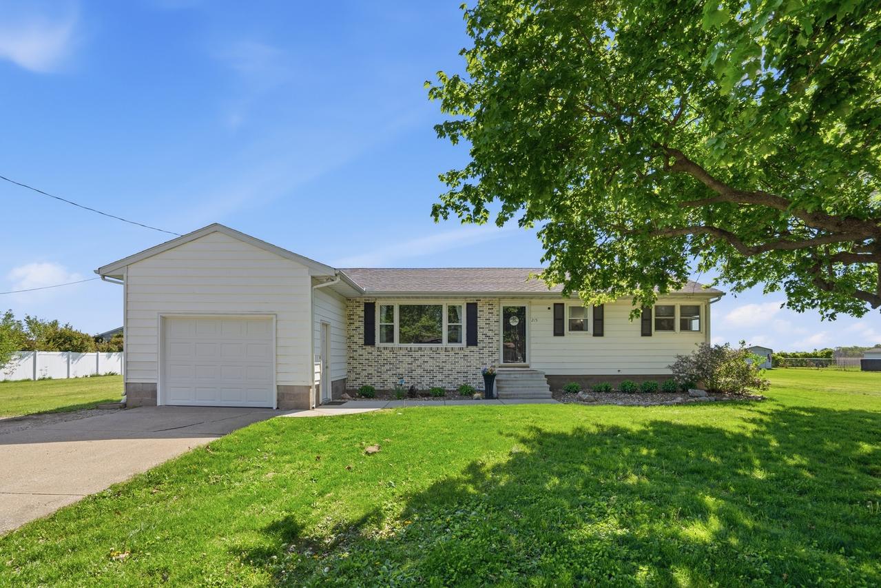 215 N Yates St., Alpha, IL 61413