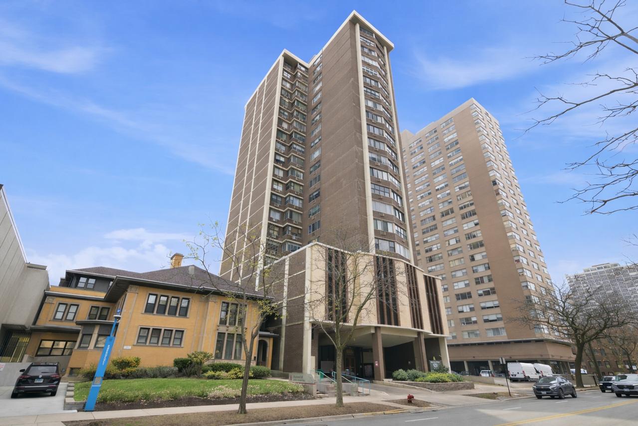 6325 N Sheridan Rd. #1808, Chicago, IL 60660