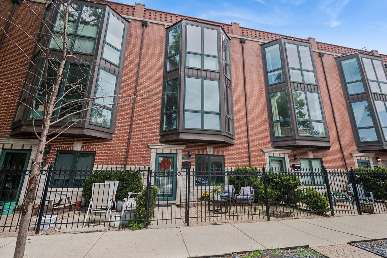 2007 N Hoyne Ave., Chicago, IL 60647