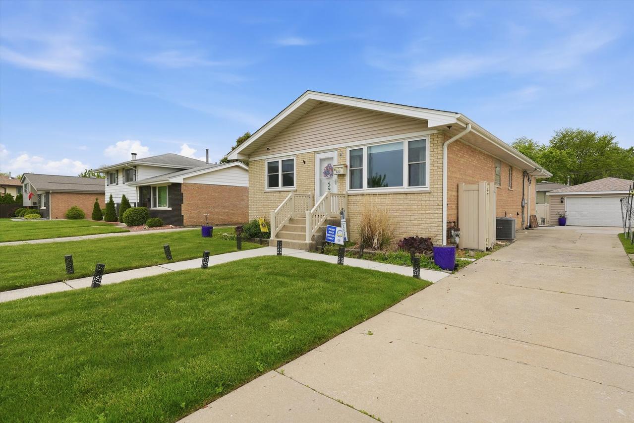 10352 Leslie Ln., Chicago Ridge, IL 60415