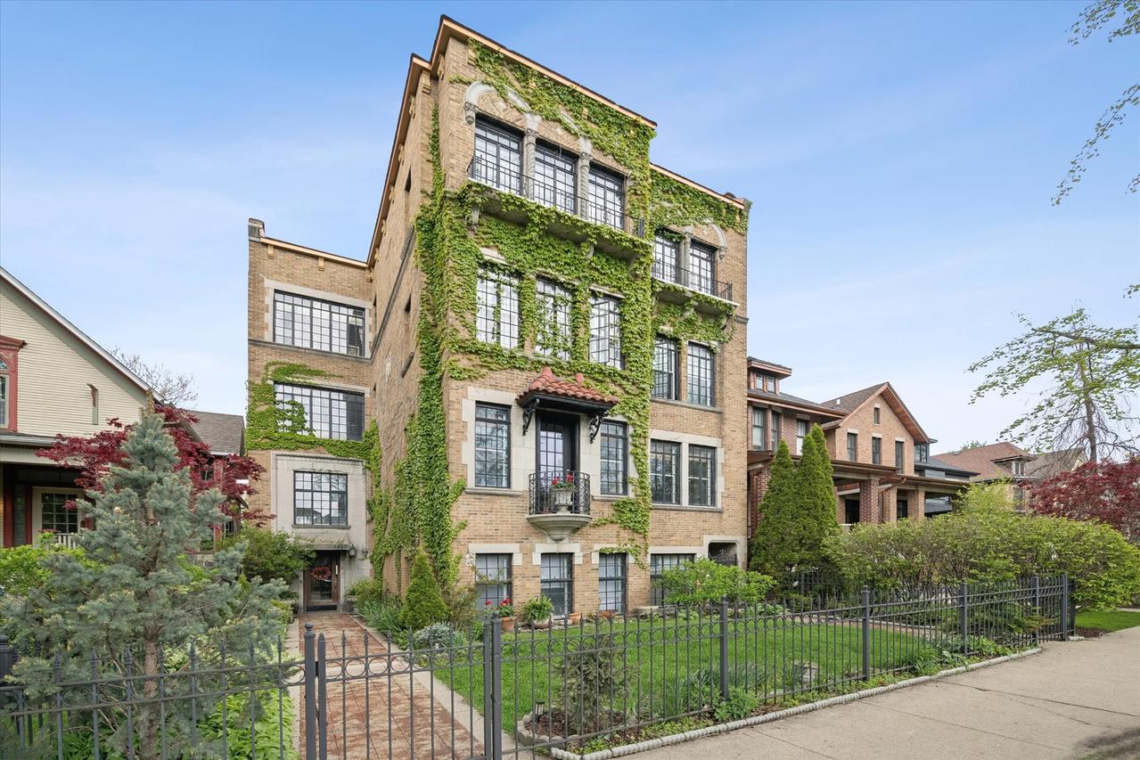 4410 N Hermitage Ave. #2E, Chicago, IL 60640