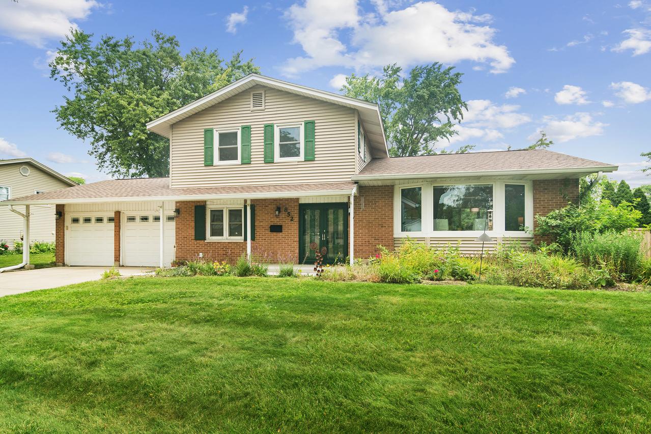 852 E Plate Dr., Palatine, IL 60074
