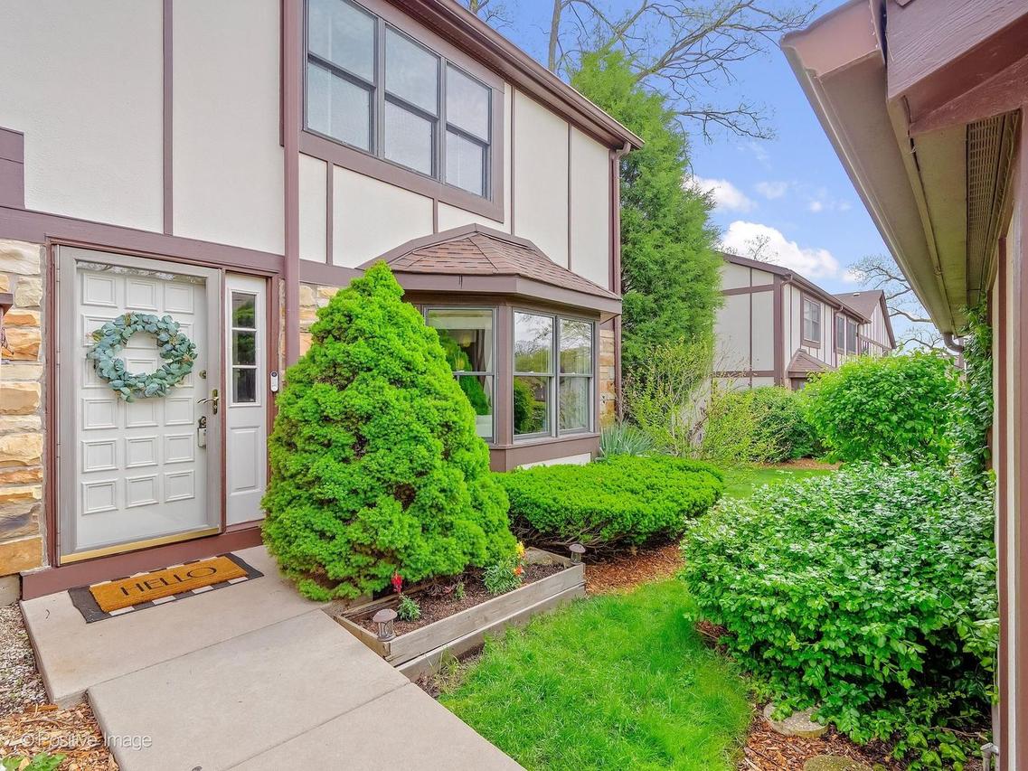 67 White Oak Cir., St. Charles, IL 60174