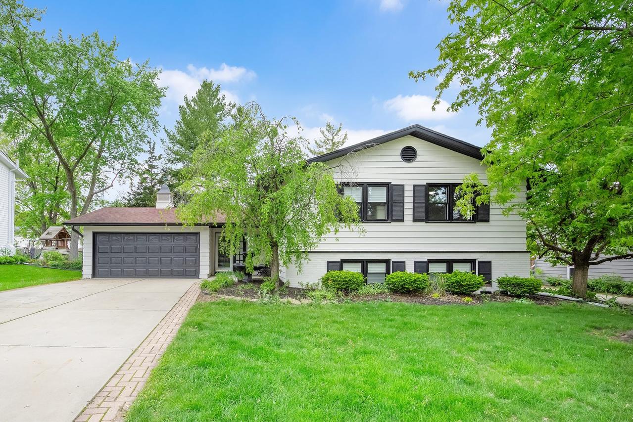 6312 Maxwell Dr., Woodridge, IL 60517