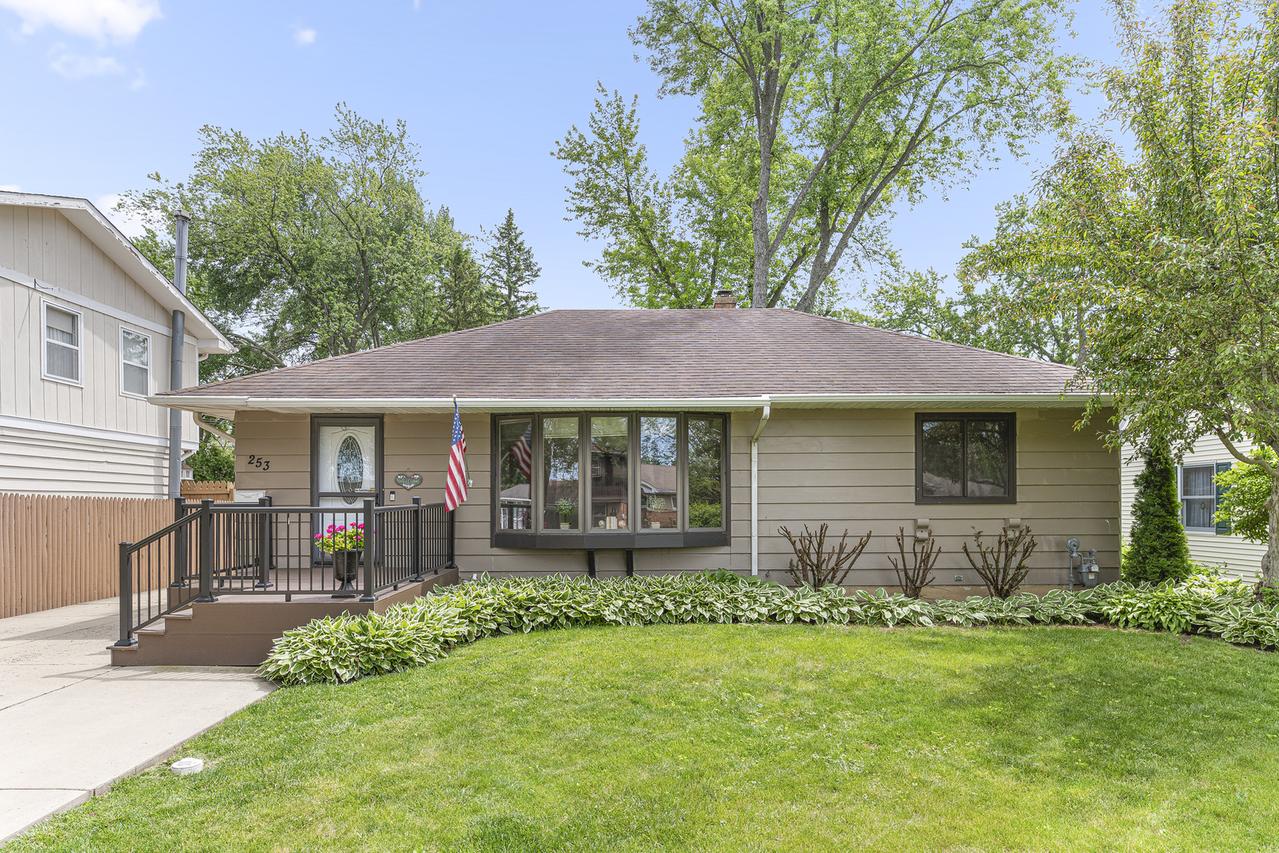 253 Heather Ave., Grayslake, IL 60030