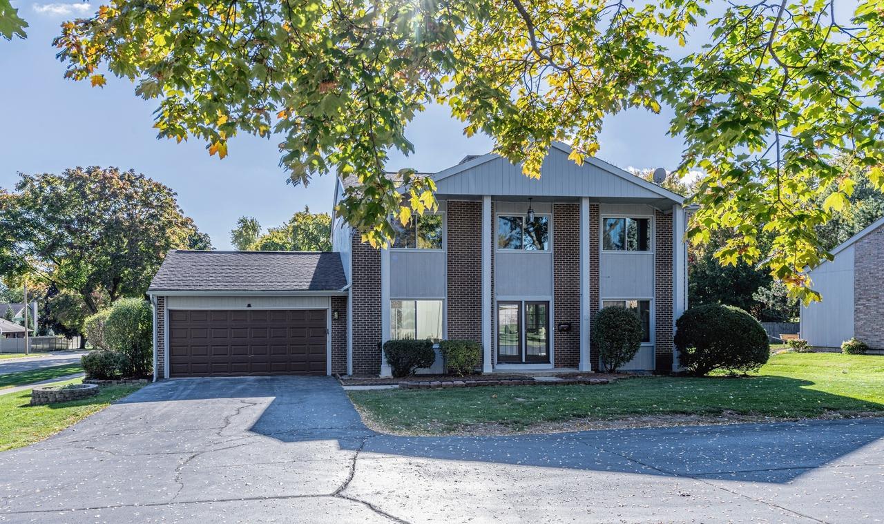 380 Ventura Club Dr., Roselle, IL 60172
