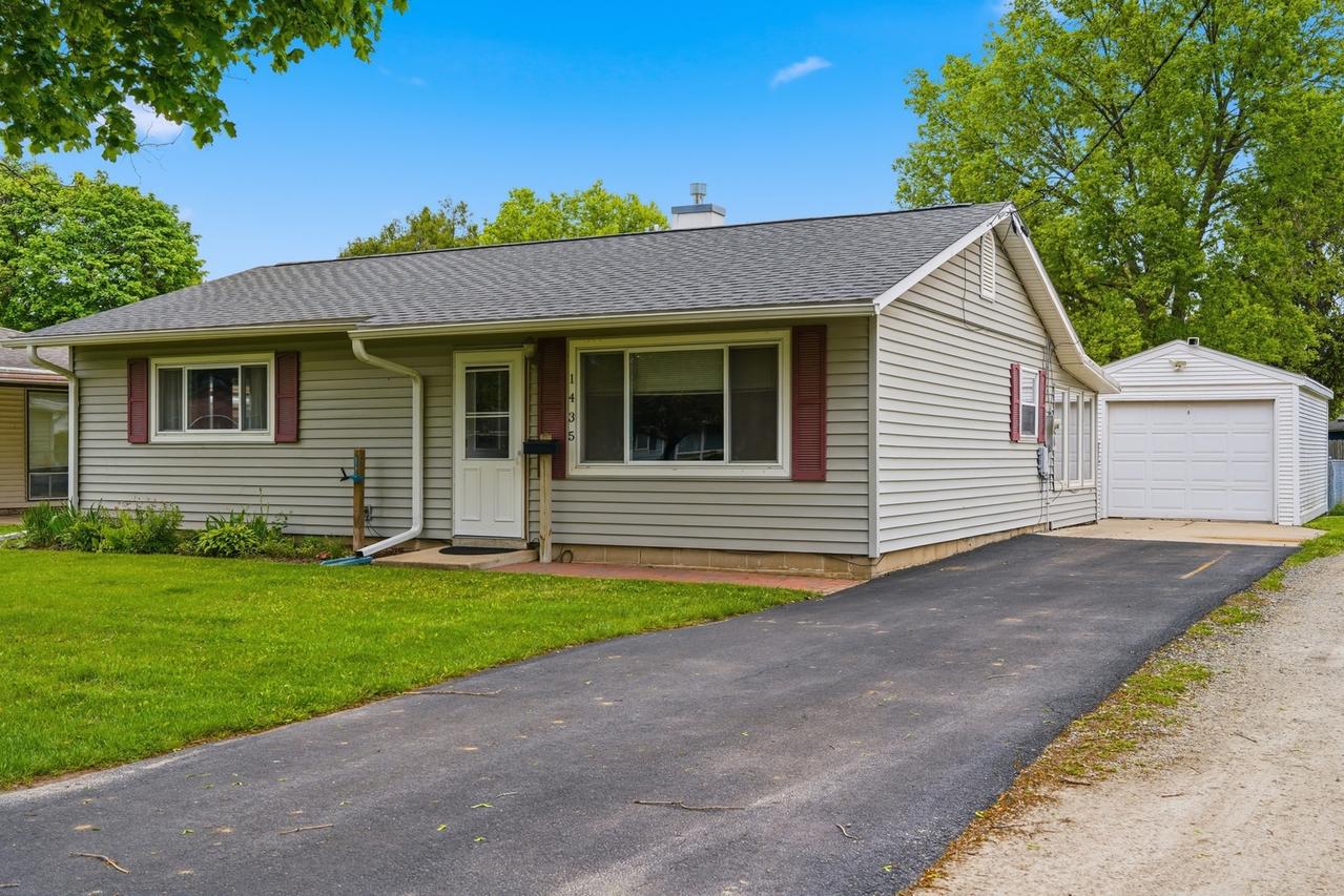 1435 Lanewood Dr., Dixon, IL 61021