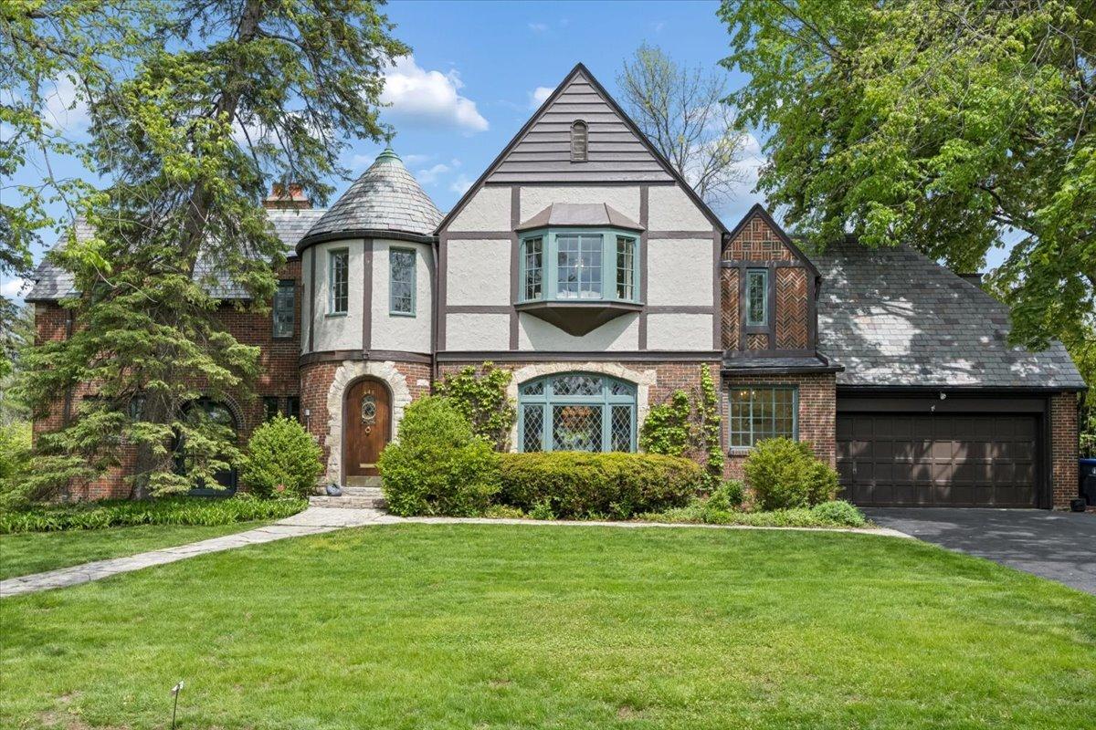 445 Sunset Ln., Glencoe, IL 60022