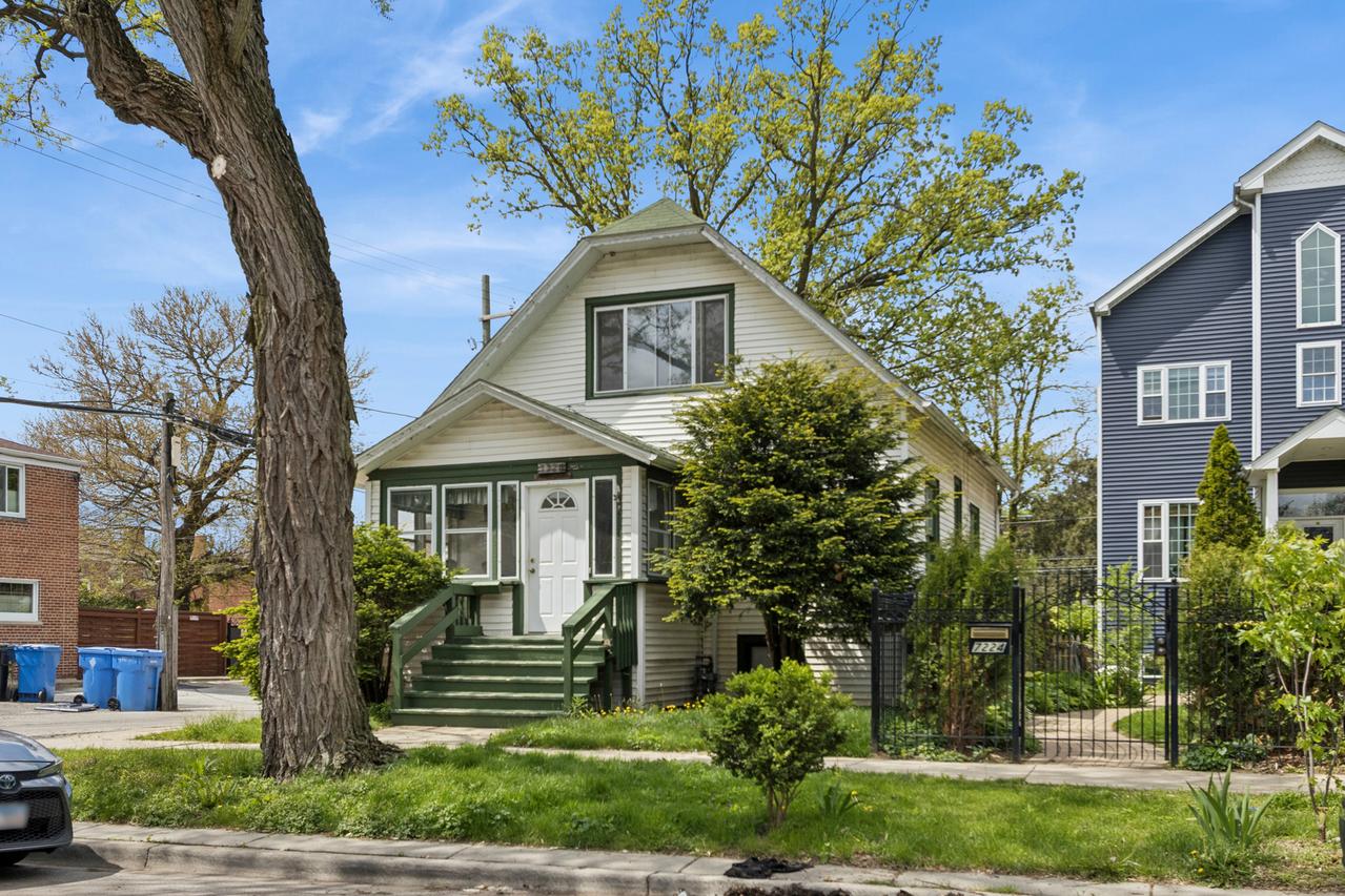 7220 N Hamilton Ave., Chicago, IL 60645