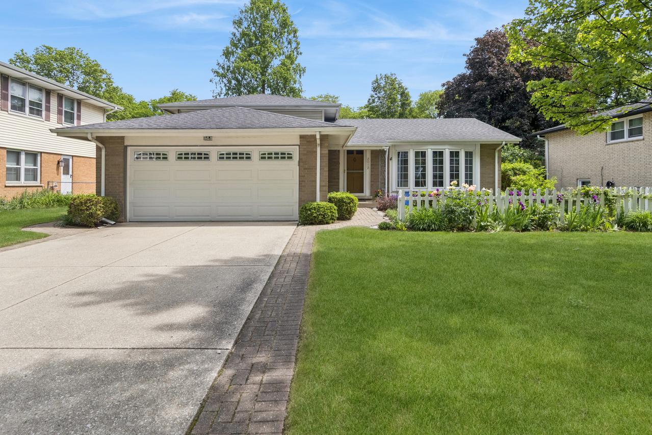 2012 E Cayuga Ln., Mount Prospect, IL 60056