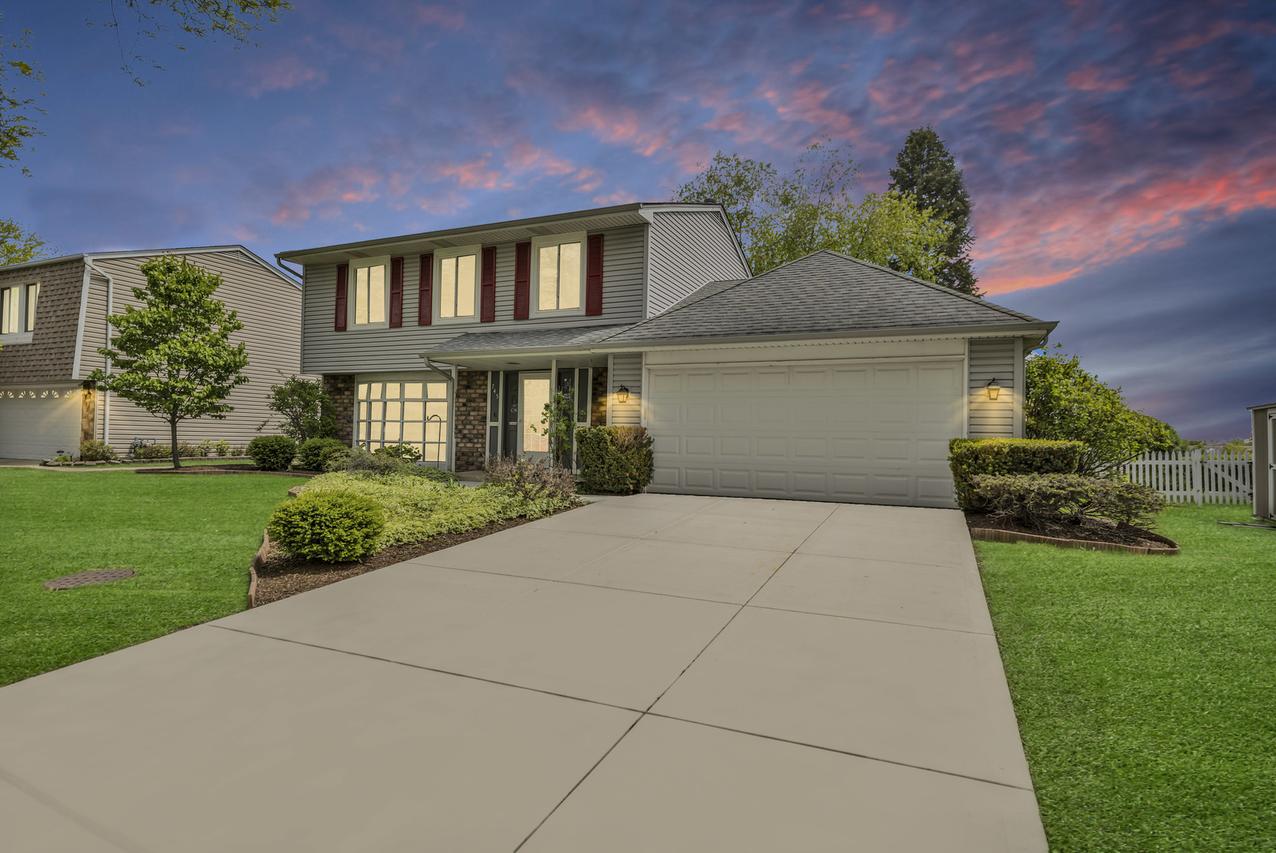 745 Quincy Dr., Roselle, IL 60172
